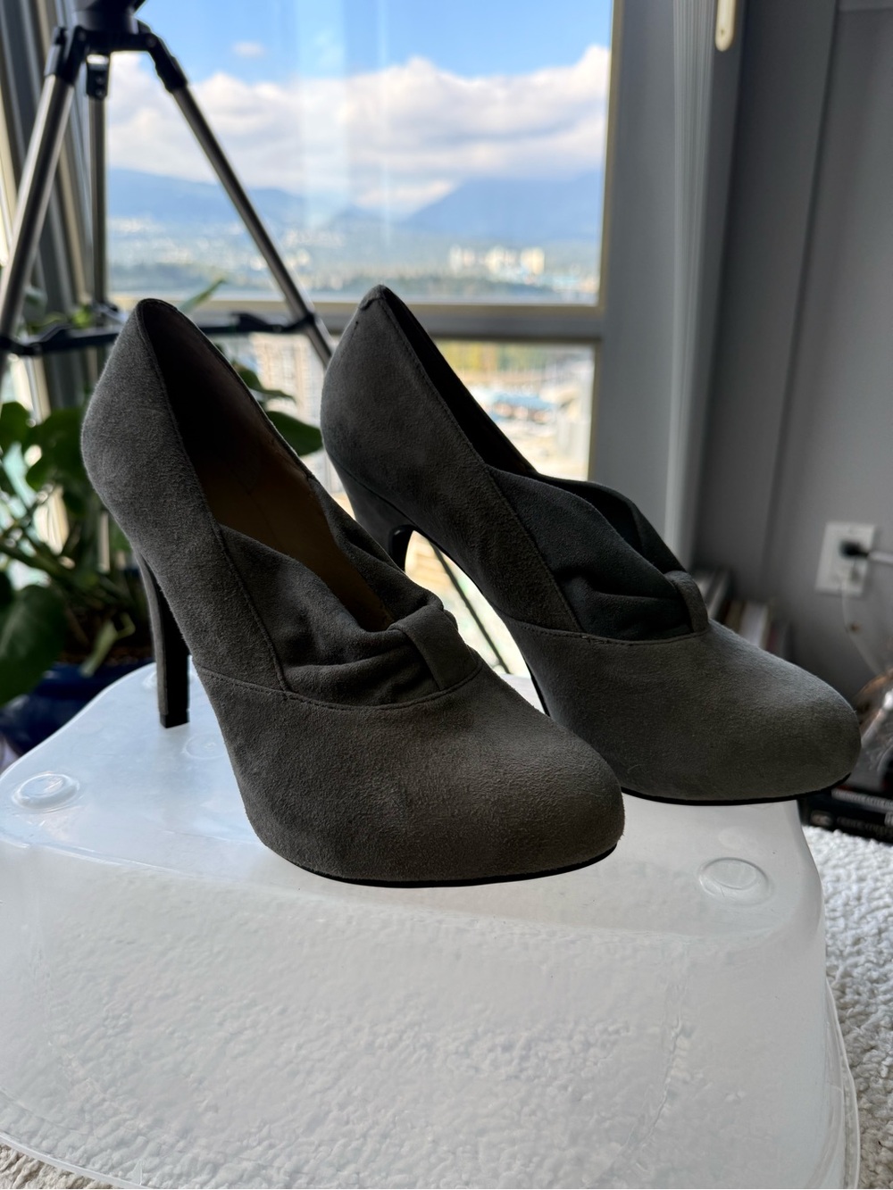Nine West Suede High Heel Pumps *never worn* size 7.5